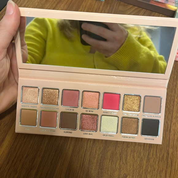 Kylie valentine palette - Picture 2 of 4